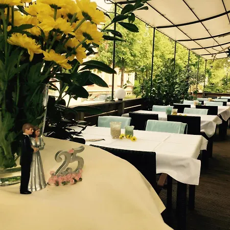 & Restaurant Zu Den Linden 招待所 3*
