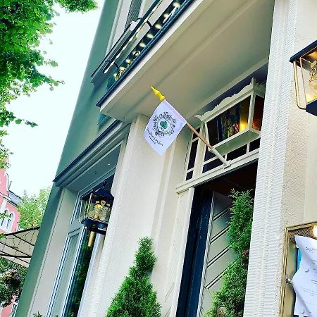 & Restaurant Zu Den Linden 라데보일