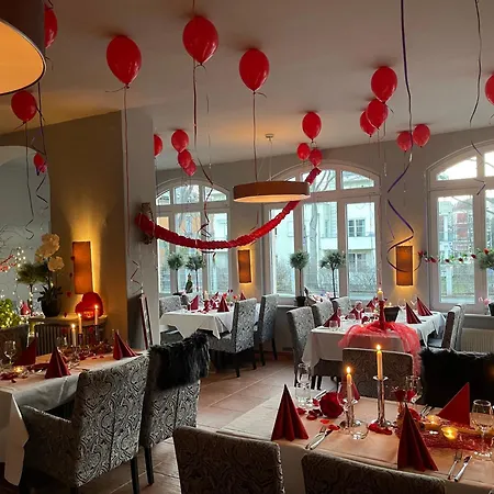 & Restaurant Zu Den Linden 라데보일