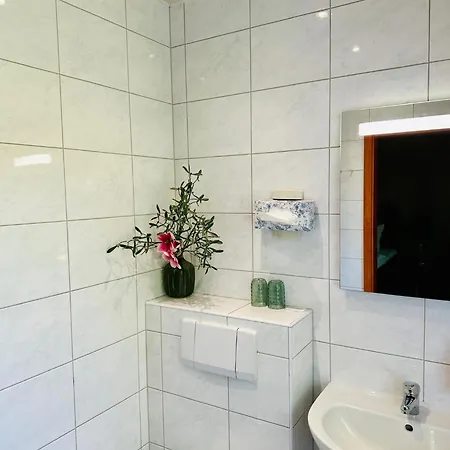 게스트하우스 & Restaurant Zu Den Linden