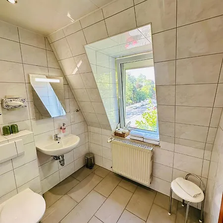 & Restaurant Zu Den Linden 3* 라데보일